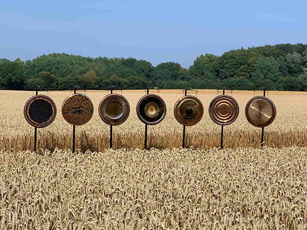 Bronze-Gongs-auf-Feld